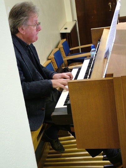 Graham Davies, organ, organist, accompanist, Hill Norman and Beard, pipe organ, Christ Church United Reformed URC Leatherhead