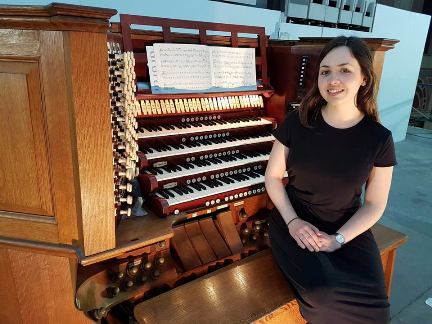 Katherine Dienes-Williams, organist, organ, master of the choristers, guildford cathedral,